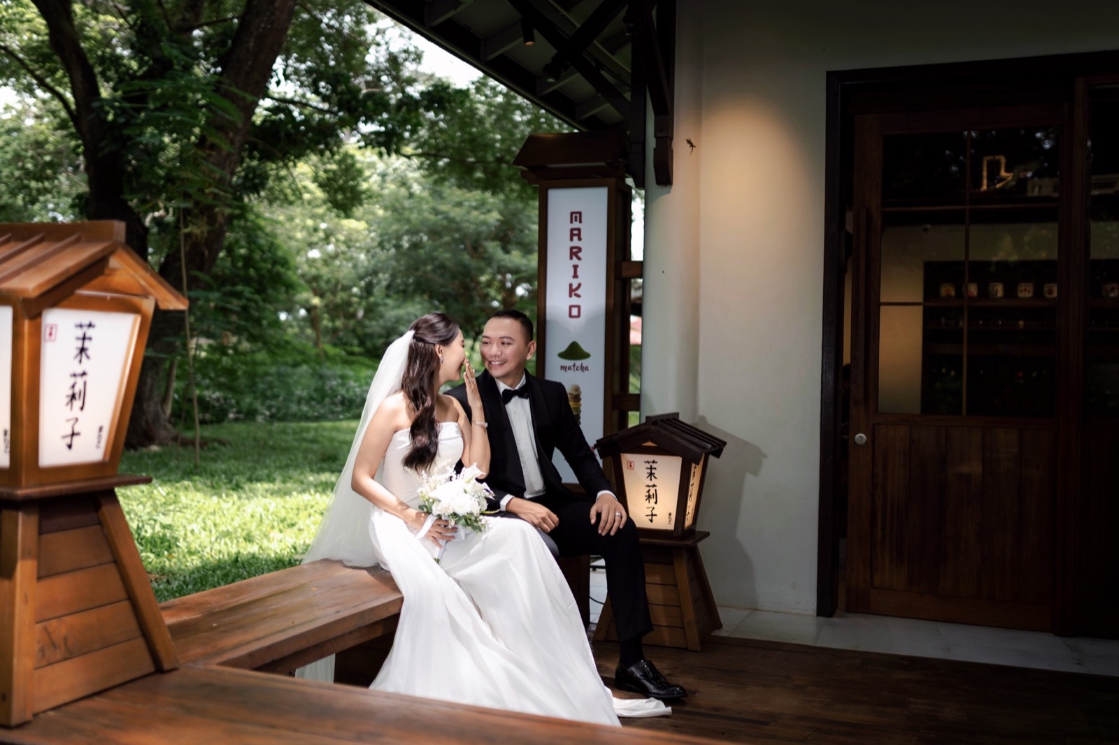 The couple on the tea-house bench